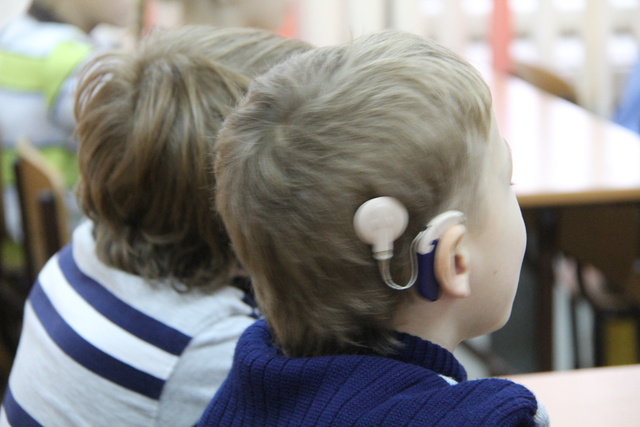 Слабослышащий ученик. Дети с нарушением слуха.. Школьники с нарушением слуха. Школа для слабослышащих. Слабослышащий ребенок в общеобразовательной школе.