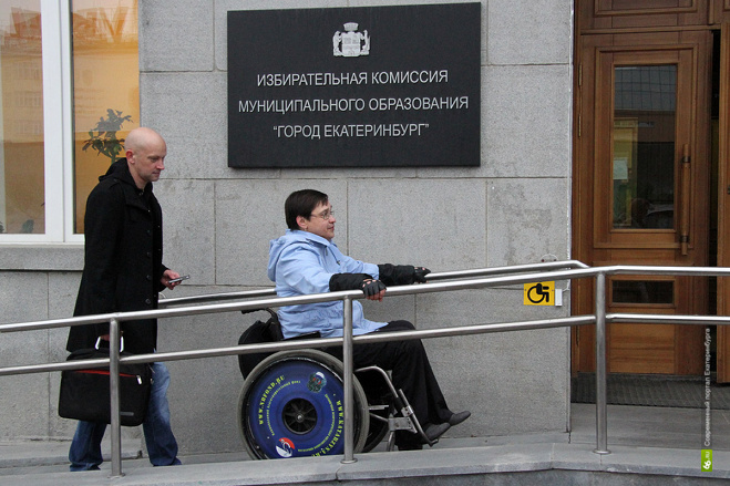 Входные двери для инвалидов колясочников требования. Колясочник мобилизация. Доступность для маломобильных подземный переход. Жёлтый круг на двери для инвалидов. Сайт для инвалидов дверь